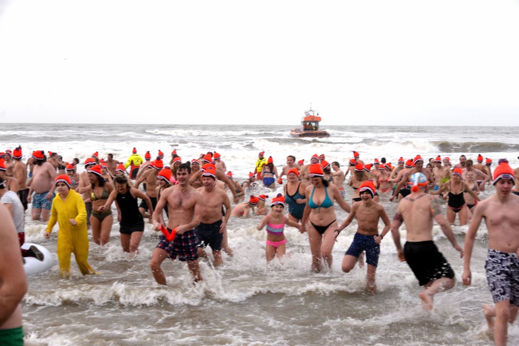 ../Images/Nieuwjaarsduik Nederzandt 2018 084.jpg